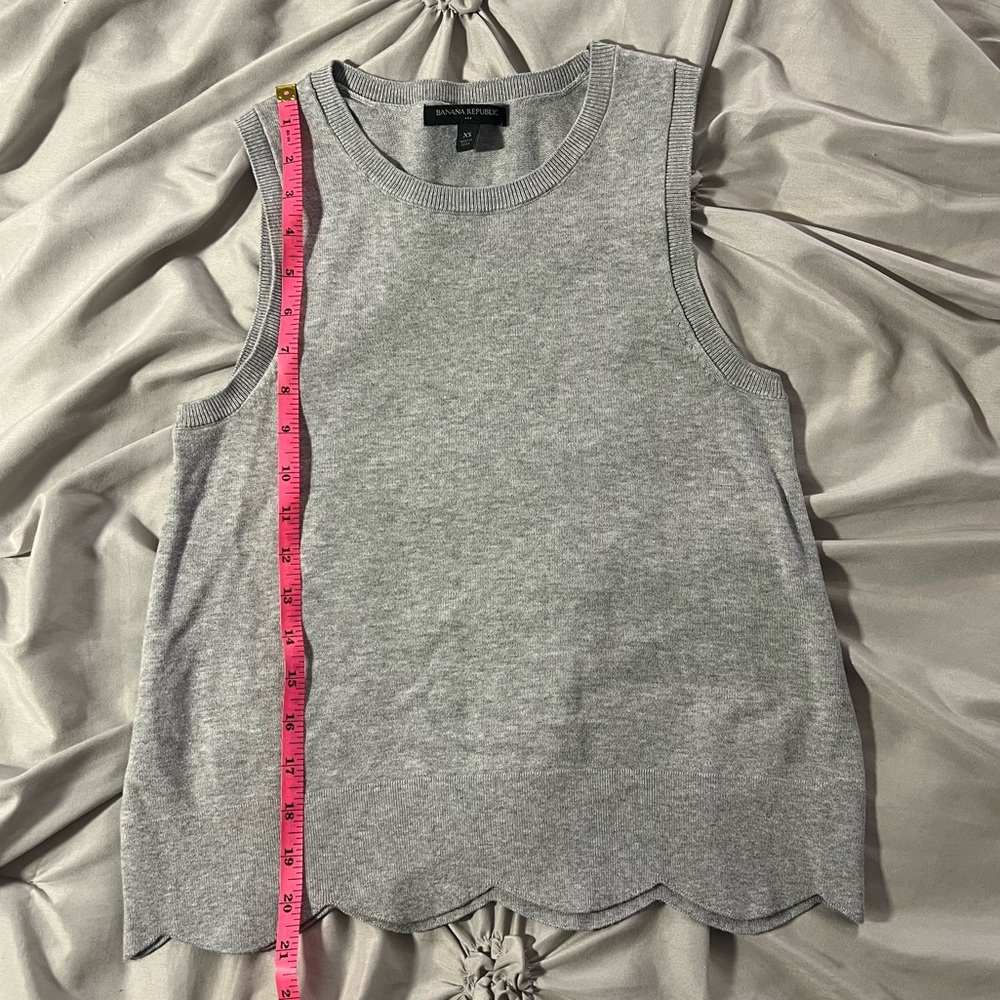 Banana Republic Grey Knit Pattern Trimmed Crew Swoop Neck Sweater Vest - Picture 3 of 5